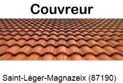 Artisan couvreur à la recherche d'une fuite Saint-Léger-Magnazeix-87190